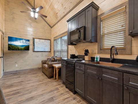 Cabin, 2 Queen Beds, Kitchen, Mountain View (unit 1) | Private kitchen | Fridge, microwave, oven, stovetop