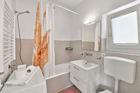 Family Studio (Casa di Tino) | Bathroom | Combined shower/tub, hair dryer, towels, soap