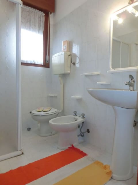 Apartment, 2 Bedrooms, Balcony, City View | Bathroom amenities