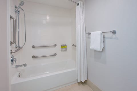 Combined shower/tub, free toiletries, hair dryer, towels