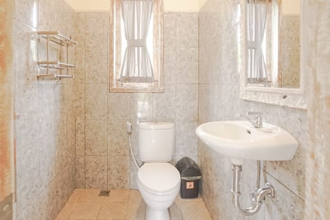 Deluxe Room | Bathroom | Shower, rainfall showerhead, free toiletries, towels