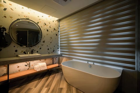 Deluxe Quadruple Room | Bathroom | Separate tub and shower, hair dryer, towels