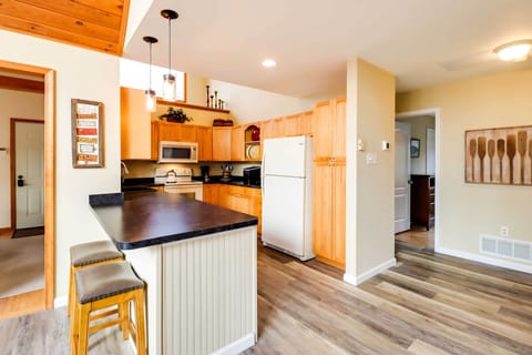 House (4 Bedrooms) | Private kitchen | Oven, stovetop, dishwasher, ice maker