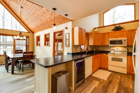 House (4 Bedrooms) | Private kitchen | Oven, stovetop, dishwasher, ice maker