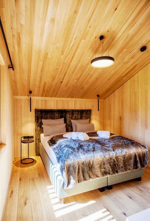 3 bedrooms, premium bedding, down comforters, desk