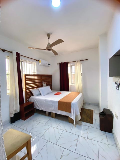 Executive Double Room | Desk, laptop workspace, WiFi, bed sheets