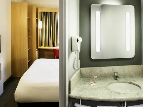 Minibar, free WiFi, bed sheets