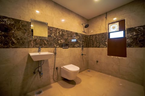 Family Room | Bathroom | Shower, rainfall showerhead, free toiletries, hair dryer