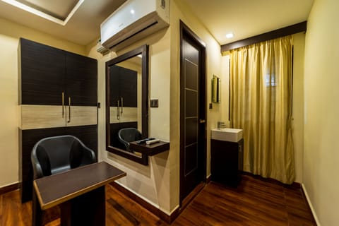 Executive Room | Bathroom | Shower, rainfall showerhead, free toiletries, hair dryer