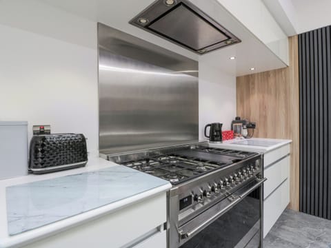 Cottage | Private kitchen | Fridge, dishwasher, electric kettle, toaster