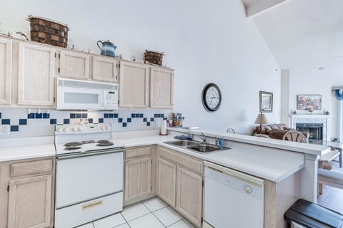 Apartment (2 Bedrooms) | Private kitchen | Microwave, oven, stovetop, dishwasher