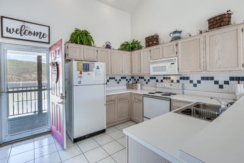 Apartment (2 Bedrooms) | Private kitchen | Microwave, oven, stovetop, dishwasher