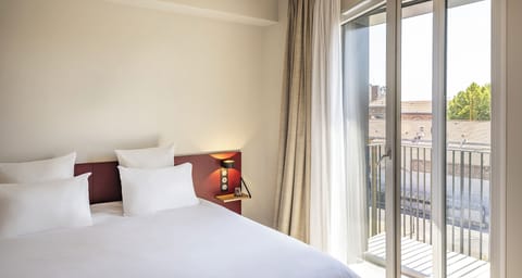 In-room safe, soundproofing, free WiFi