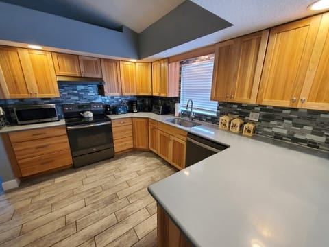 House, 3 Bedrooms | Private kitchen