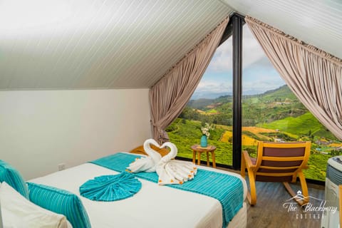 Honeymoon Loft | Premium bedding, iron/ironing board, free WiFi, bed sheets