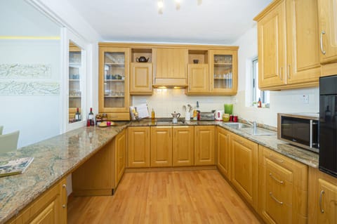 Apartment, 3 Bedrooms, Sea View | Private kitchen | Full-size fridge, microwave, oven, stovetop