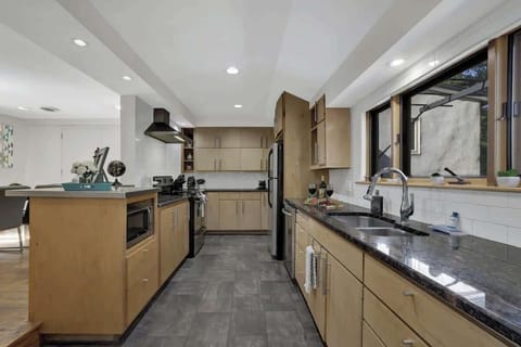 House, 1 King Bed, Hot Tub (406 W Schubert A) | Private kitchen | Coffee/tea maker