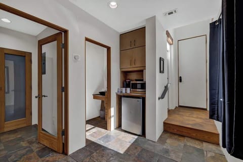 House, 1 King Bed, Patio (406 W Schubert C) | Private kitchenette | Coffee/tea maker