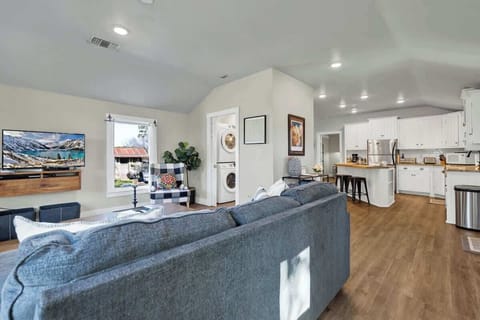 House, Multiple Beds, Patio, City View (614 Fulton St.) | Living area