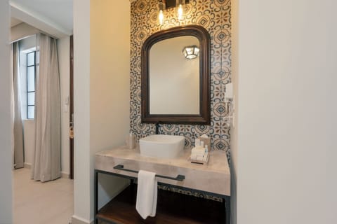 Master Suite | Bathroom | Shower, hair dryer, towels, soap