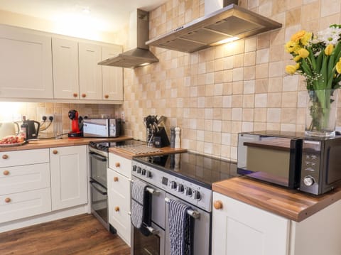 Cottage | Private kitchen | Fridge, dishwasher, electric kettle, toaster