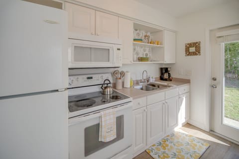 Apartment (2 Bedrooms) | Private kitchen | Microwave, cookware/dishes/utensils, paper towels