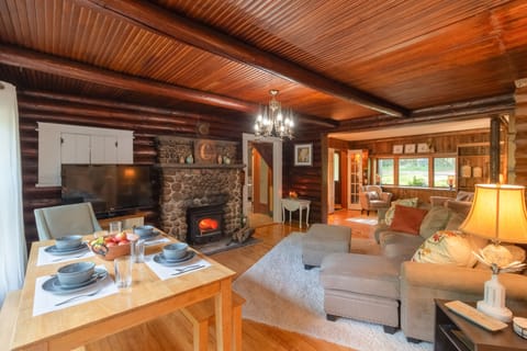 Cottage (3 Bedrooms) | Living area | TV, fireplace