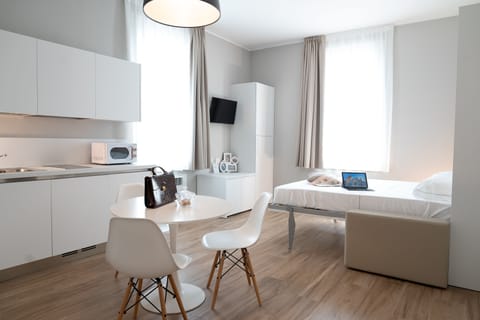 Comfort Room | Hypo-allergenic bedding, down comforters, Select Comfort beds, minibar