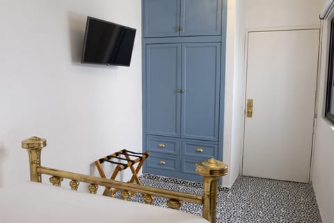 Design Quadruple Room | Hypo-allergenic bedding, down comforters, free WiFi, bed sheets