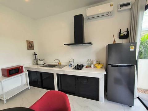 Standard Studio, 1 Bedroom | Private kitchen | Fridge, microwave, stovetop, electric kettle