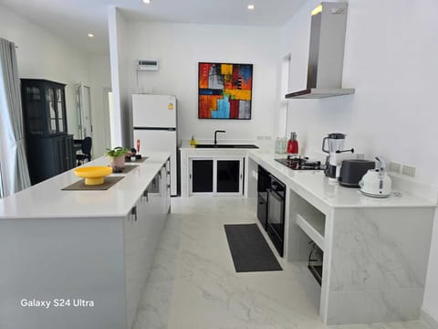 Executive Villa | Private kitchen | Fridge, microwave, stovetop, electric kettle