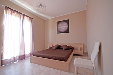 Double Room, Private Bathroom | Desk, laptop workspace, free cribs/infant beds, rollaway beds