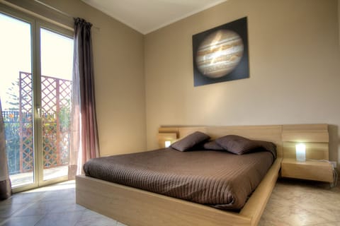 Double Room, Private Bathroom | Desk, laptop workspace, free cribs/infant beds, rollaway beds