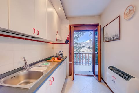 Family Apartment, 2 Bedrooms (Appartamento Villa Margherita City) | Private kitchen | Fridge, microwave, oven, stovetop