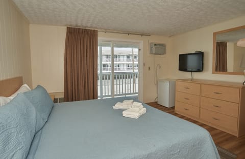 Standard Room, 1 King Bed, Non Smoking | Free WiFi, bed sheets