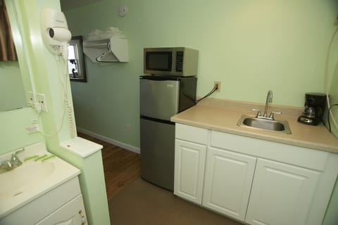 Deluxe Double Room with Studio, Non Smoking | Private kitchenette