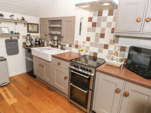 Cottage | Private kitchen | Cookware/dishes/utensils