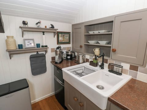 Cottage | Private kitchen | Cookware/dishes/utensils