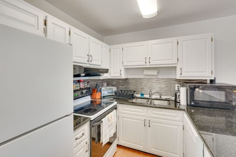 Apartment (1 Bedroom) | Private kitchen | Microwave, oven, stovetop, dishwasher