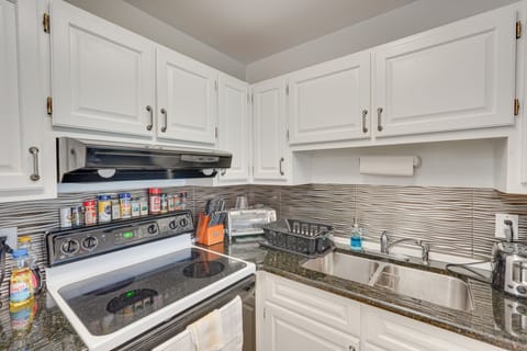 Apartment (1 Bedroom) | Private kitchen | Microwave, oven, stovetop, dishwasher