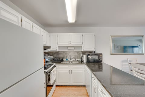 Apartment (1 Bedroom) | Private kitchen | Microwave, oven, stovetop, dishwasher