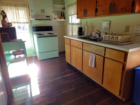 Deluxe Cottage | Private kitchen | Full-size fridge, microwave, stovetop, coffee/tea maker