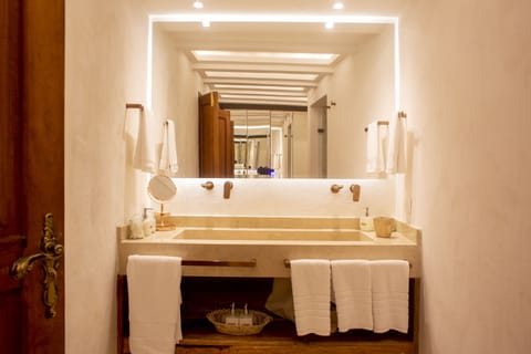 Deluxe Room | Bathroom | Shower, rainfall showerhead, hair dryer, bathrobes