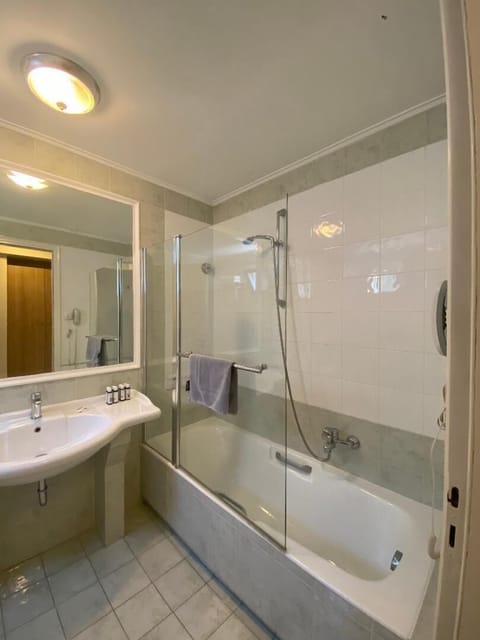 Superior Double Room | Bathroom | Hair dryer, towels