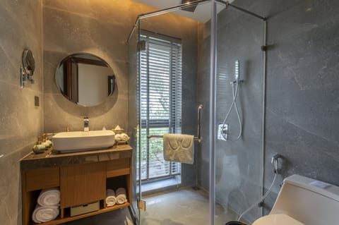 Luxury Villa | Bathroom | Hydromassage showerhead, free toiletries, hair dryer, bathrobes