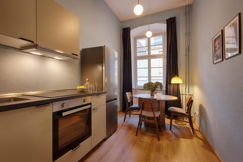 City Apartment | Private kitchen | Full-size fridge, oven, stovetop, electric kettle