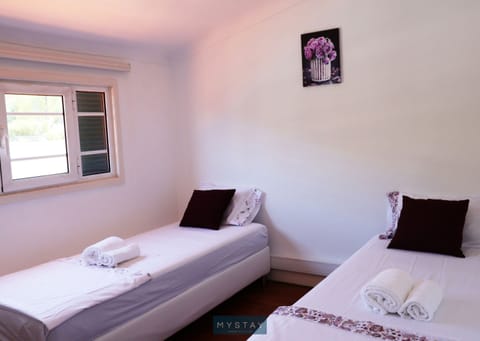 Basic Twin Room | Free WiFi, bed sheets