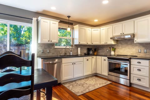 House, 2 Bedrooms | Private kitchen | Fridge, oven, stovetop, coffee/tea maker