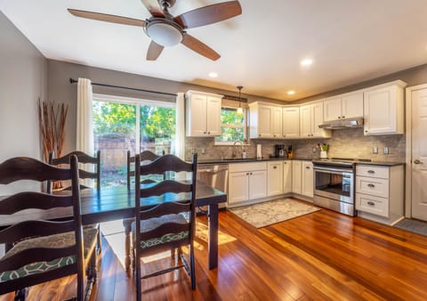 House, 2 Bedrooms | Private kitchen | Fridge, oven, stovetop, coffee/tea maker