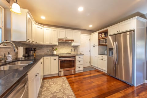 House, 2 Bedrooms | Private kitchen | Fridge, oven, stovetop, coffee/tea maker